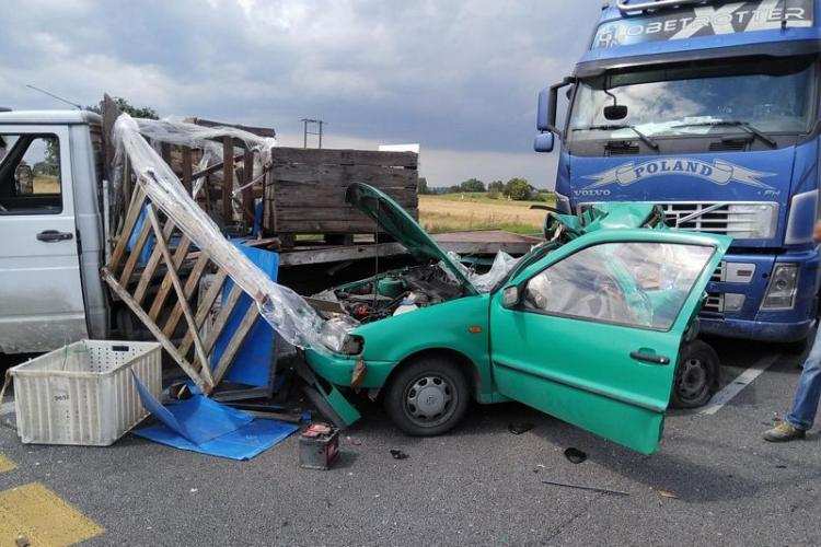 Ciężarowe Volvo uderzyło w osobówkę. Kierująca Volkswagenem trafiła do szpitala [FOTO]