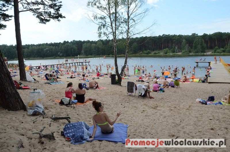Plażowicze na jeziorem Czarnym