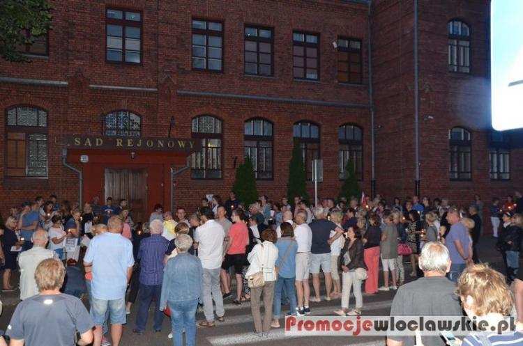 Protestowali przed Sądem Rejonowym we Włocławku [ZDJĘCIA]