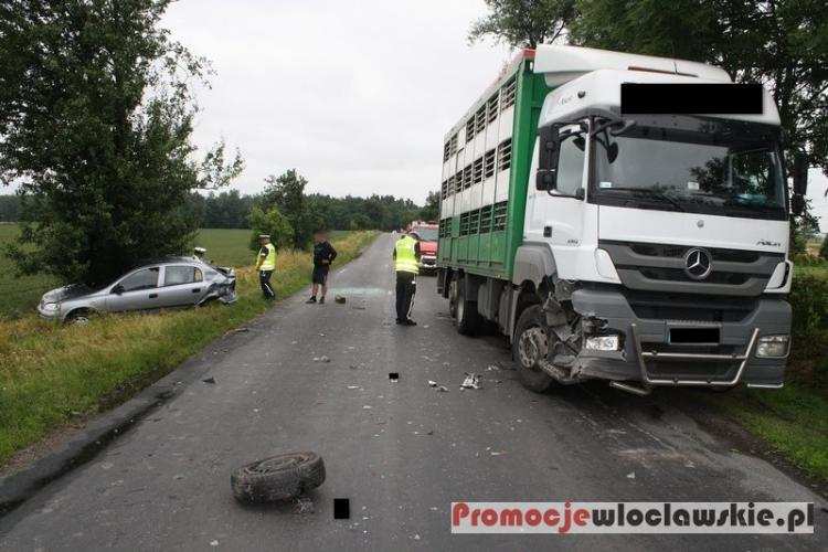 Zderzenie ciężarówki z oplem w regionie [ZDJĘCIA]. Kilkumiesięczne dziecko w szpitalu