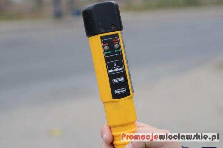 Pijany zdecydował się przewieźć 8 pasażerów w osobówce. Była tam trójka dzieci 