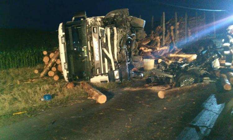 Tragiczne zderzenie ciężarówki z osobówką w regionie. Nie żyje kierowca mercedesa