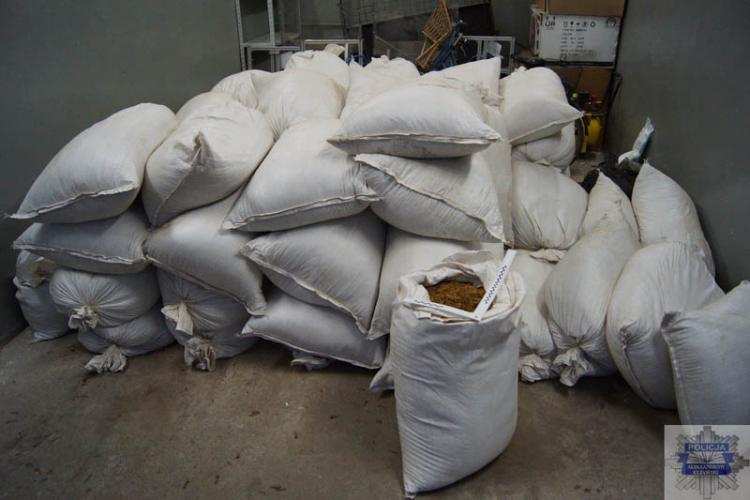 Wypadek na autostradzie: Kierowca przewoził prawie tonę ...