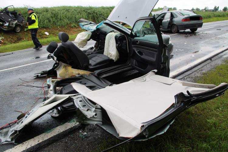 Audi pękło na pół: Śmigłowiec przetransportował kierowcę do szpitala. Poważny wypadek w regionie