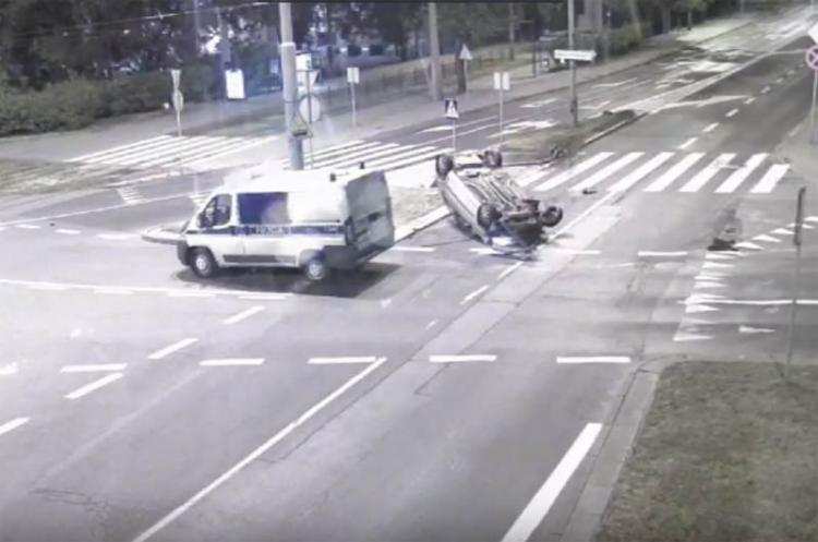 Pijany kierowca dachował w centrum miasta w regionie. Zobacz nagranie [VIDEO]