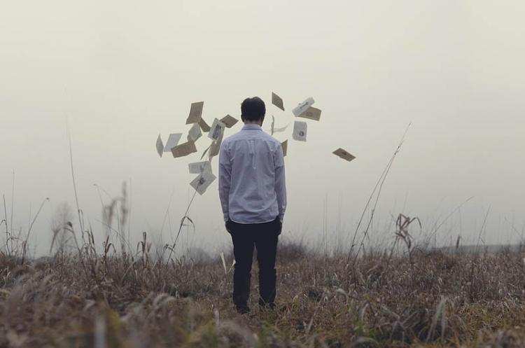 Dokumenty z danymi osobowymi w pojemniku na śmieci we Włocławku