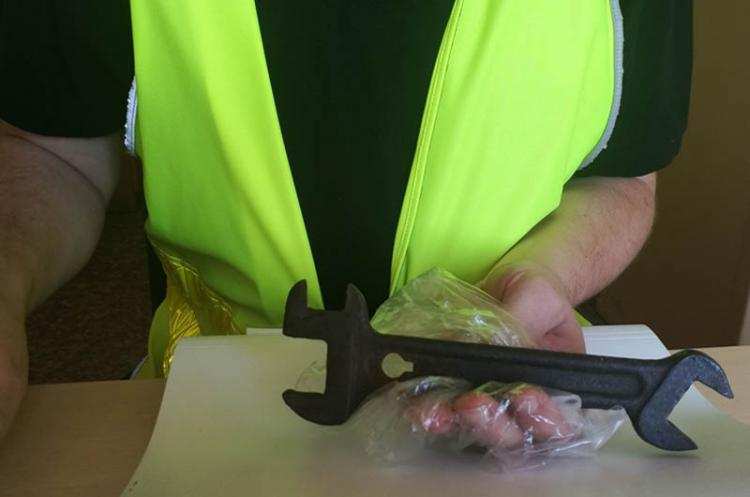 Domowa awantura we Włocławku: Brat uderzył brata w głowę ogromnym kluczem