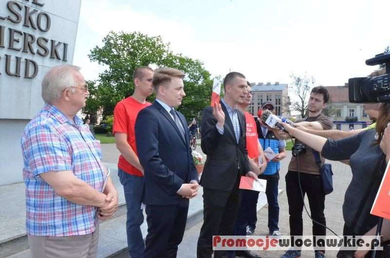 Rozdali część z 1000 szt. egz Konstytucji RP