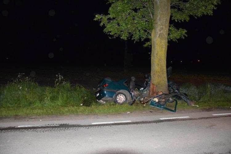 Samochód owinął się wokół drzewa. Nie żyją 3 osoby