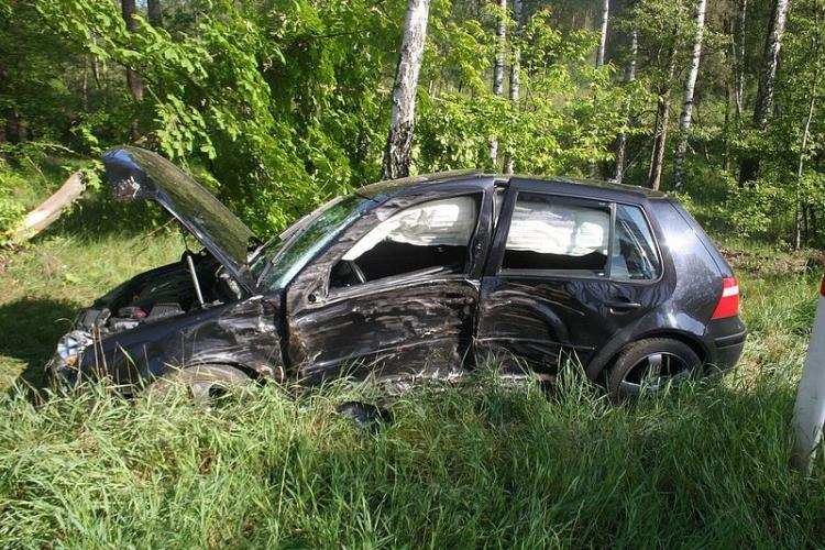 Policyjny pościg za Volkswagenem. 52-latek rozbił samochód i trafił do szpitala [ZDJĘCIA]