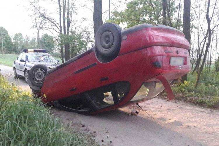 „Kto pomoże sprzątnąć auto z drogi”! Pijany uderzył samochodem w drzewo i dachował