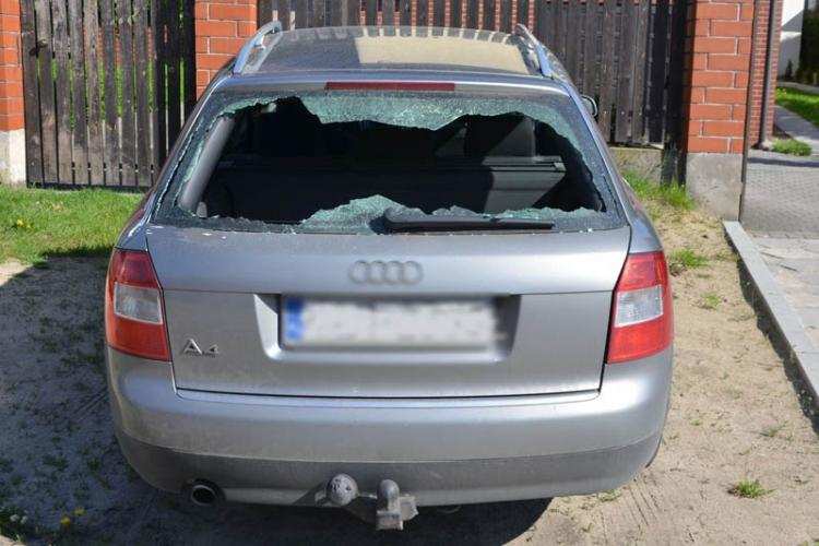 Wandal nagrany przez monitoring. Zniszczył samochody na kwotę ponad 15 tysięcy