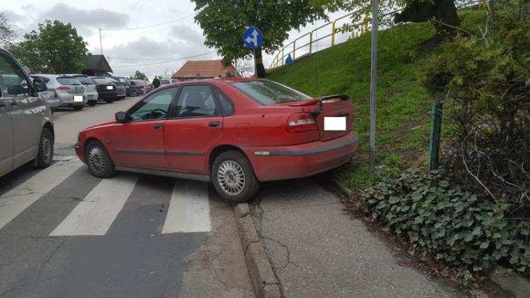 Zaparkowane Volvo stoczyło się z górki. Mogło uderzyć w ...