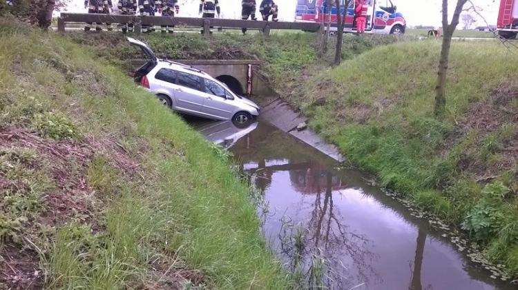 O krok od tragedii! Samochód zjechał do przydrożnego rowu. Dziecko przetransportowane śmigłowcem do 