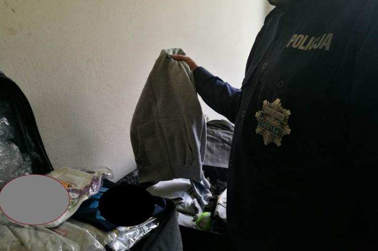 Setki sztuk markowej odzieży bez zezwolenia na targowisku we Włocławku 