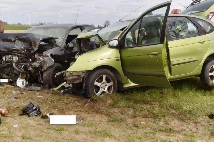 Kraksa z udziałem trzech samochodów. Ranne dwie osoby [ZDJĘCIA]