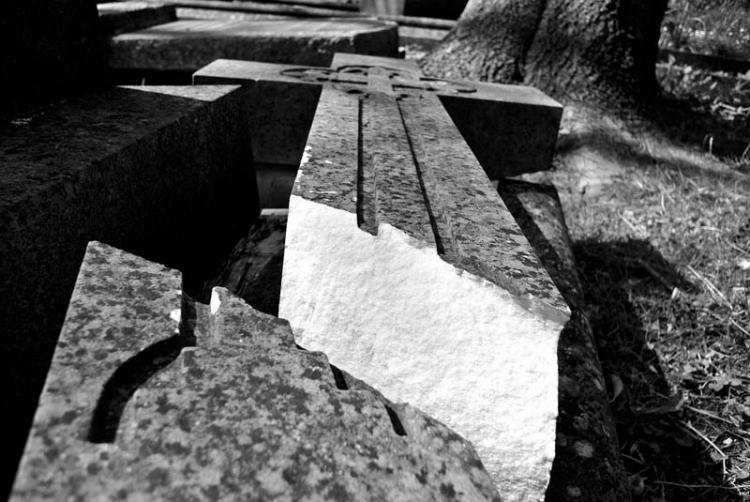 Wandal zdewastował kilkadziesiąt nagrobków. Wpadł w ręce policji