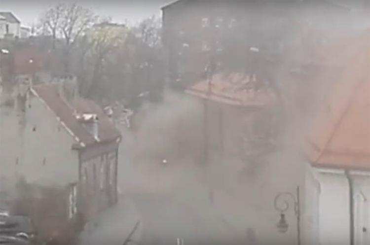 Tumany kurzu i pyłu. Zobacz jak się sprząta we Włocławku [VIDEO]