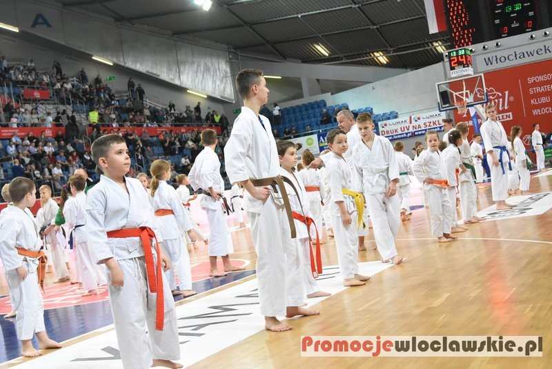 Młodzi karatecy na meczu Anwil Włocławek - AZS Koszalin