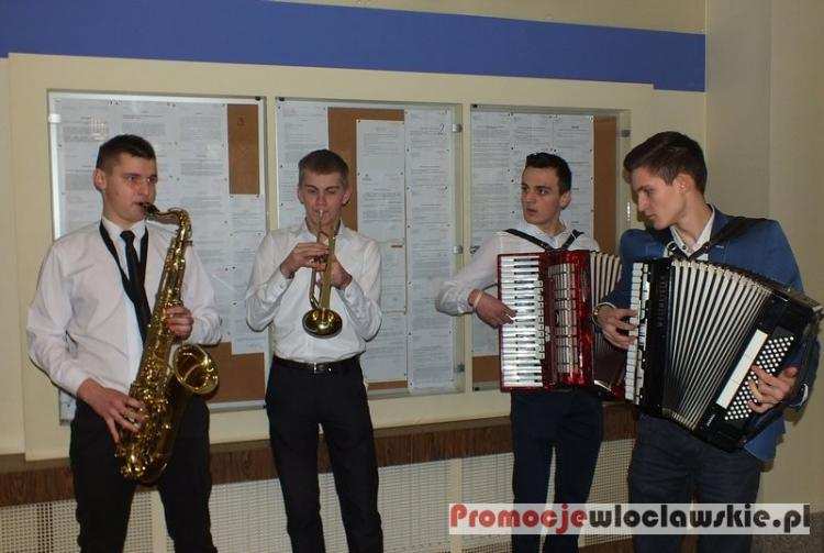 Oryginalny pomysł uczniów ZSCKR w Starym Brześciu na Dzień Kobiet. Przyjechali do Włocławka i...