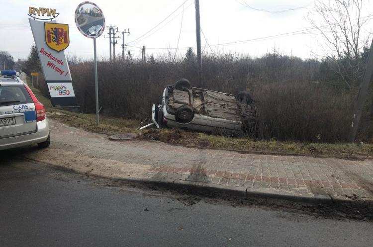 Volkswagen Golf wpadł do rowu i dachował 