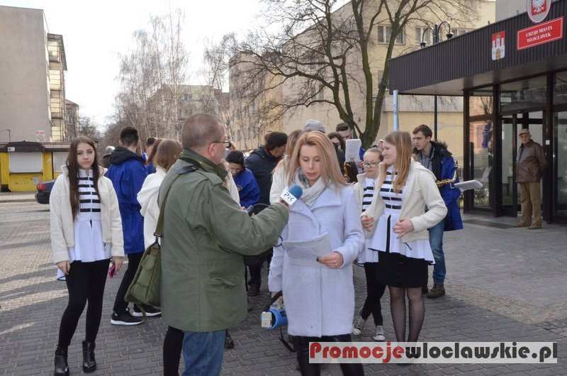 NIEZWYKŁY PERFORMANCE NA ULICACH WŁOCŁAWKA