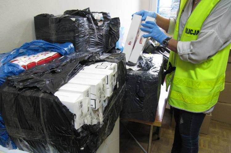 2500 paczek trefnych papierosów i kilkaset butelek nielegalnego alkoholu