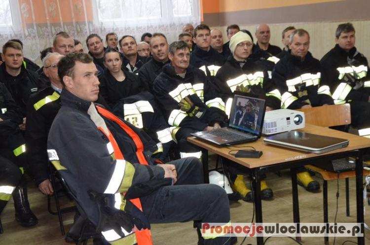 70 strażaków w akcji na jeziorze Chełmickim [ZDJĘCIA]