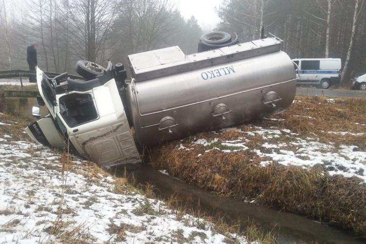 Opłakane skutki gołoledzi: Cysterna dachowała, honda uderzyła w drzewo... [ZDJĘCIA]