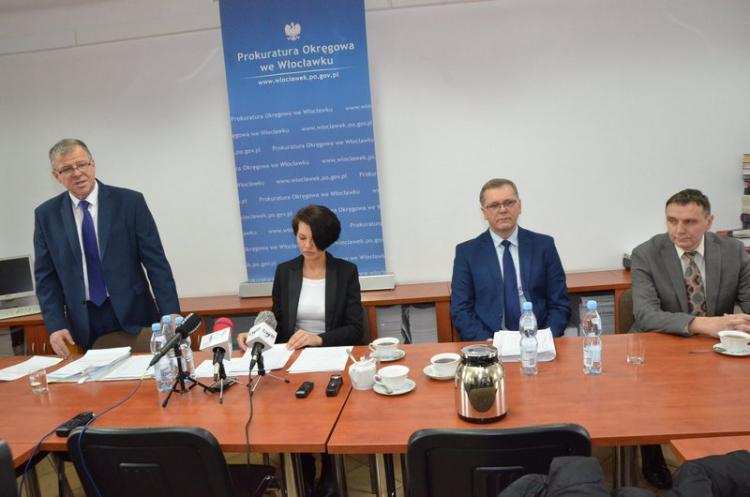 Makabra we Włocławku. Bili i przypalali papierosem 3 latka. Znęcali się też nad jego siostrą