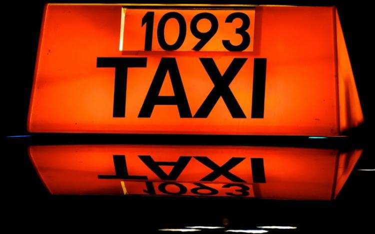 Atak na włocławskiego taksówkarza: 21-latek rzucił butelką w maskę a potem…