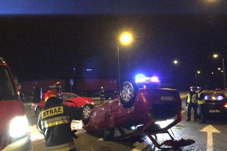 Groźny wypadek w regionie: Zderzenie dwóch aut i dachowanie