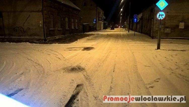 Kierowcy narzekają. Zima we Włocławku znów zaskoczyła drogowców
