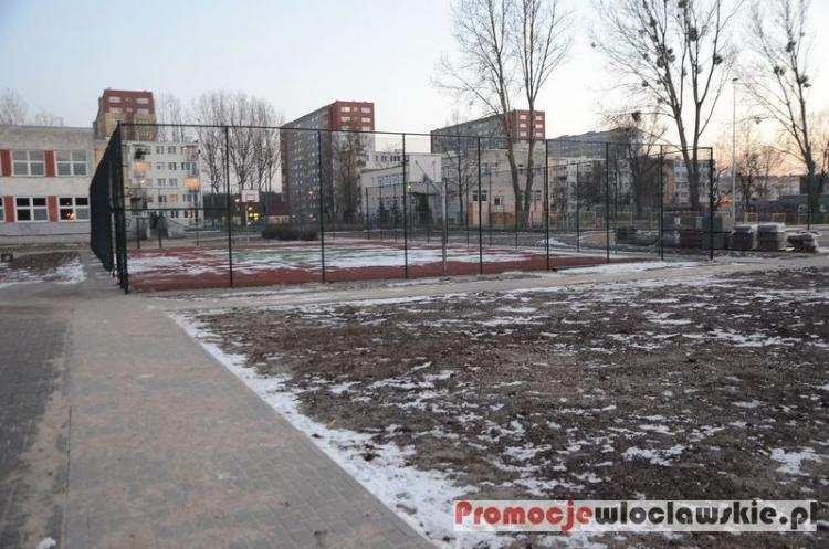 Kolejna inwestycja we Włocławku opóźniona. Kiedy zakończy się budowa boiska przy SP nr 2?