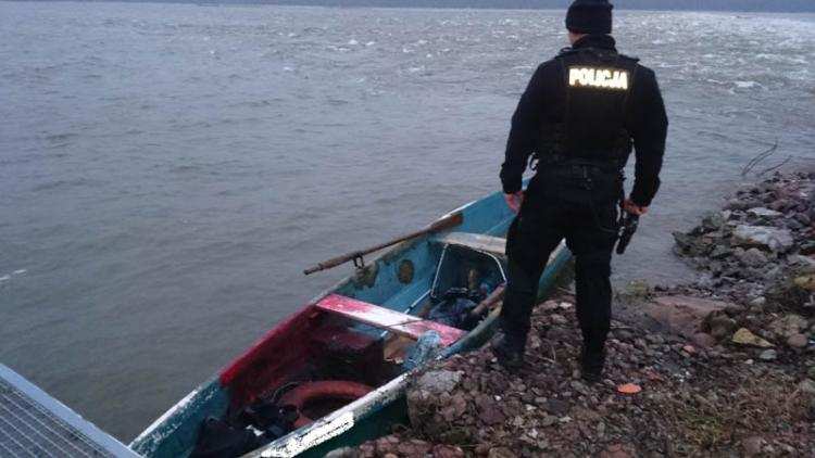 Wodniacy zauważyli dwóch mężczyzn na łodzi w miejscu niebezpiecznym. Co tam robili?