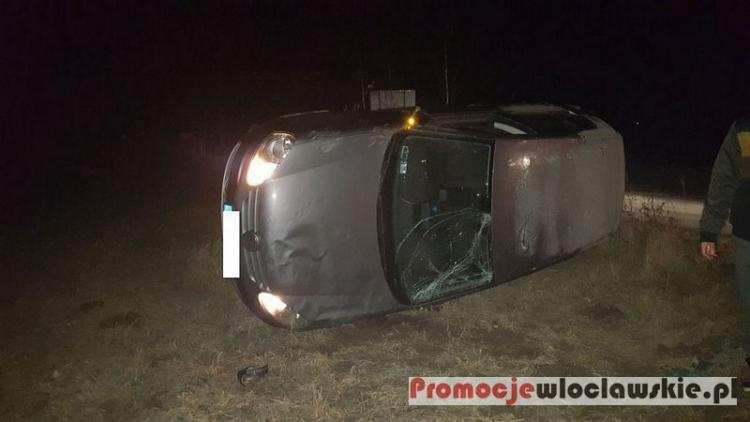 Wypadł z drogi i wywrócił auto [ZDJĘCIA]
