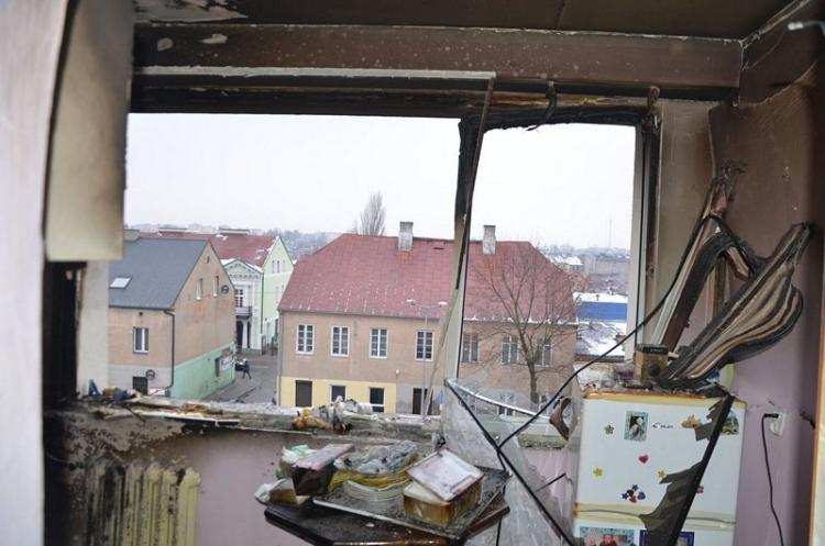 Wybuch gazu w jednym z bloków. Odłamki okna uszkodziły samochody [ZDJĘCIA]