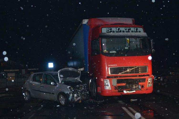 Trochę śniegu i już 4 wypadki: Opel uderzył w drzewo, TIR zderzył się z osobówką