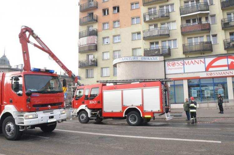 Pożar wieżowca przy Placu Wolności we Włocławku. Dwie osoby w szpitalu [ZDJĘCIA]