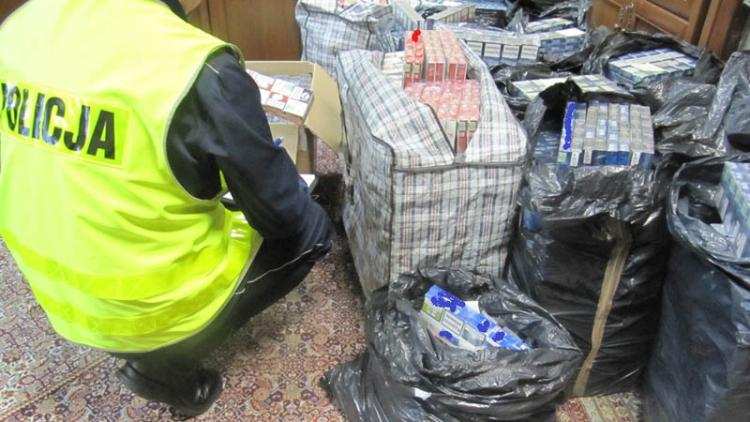 Naraził Skarb Państwa na stratę 200 tysięcy. 8 tysięcy paczek nielegalnych papierosów w garażu