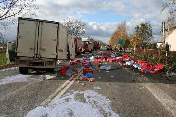 Zderzenie ciężarówki z busem w regionie! Mięso rozsypało się po drodze krajowej [ZDJĘCIA]