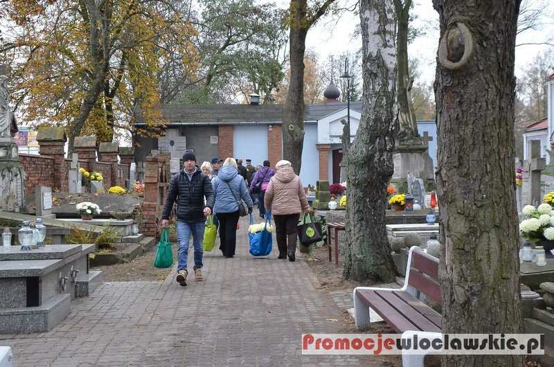 Przygotowania do Święta Zmarłych we Włocławku