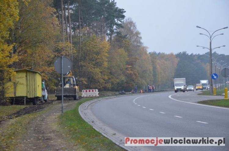 Powstaje ścieżka rowerowa przy Al. Kazimierza Wielkiego [ZDJĘCIA]