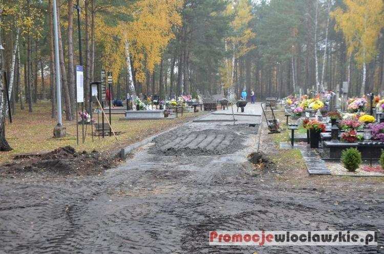 Trwa przebudowa alei głównej na cmentarzu w Zuzałce