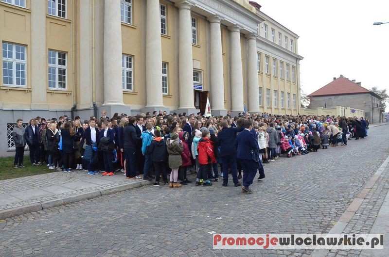 Pamiątkowe zdjęcie Zespołu Szkół Katolickich z okazji 100 rocznicy założenia szkoły