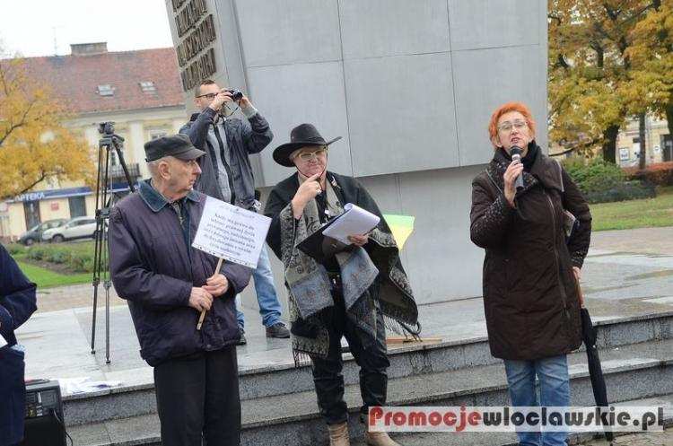 Czarny protest we Włocławku: „Mamy dość traktowania kobiet jako istot, które ktoś ... 