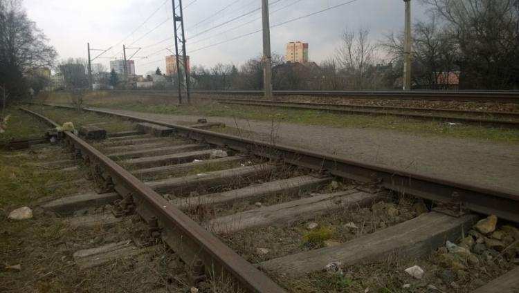 A to nie była drezyna … czyli osobówką po torowisku! Kierowca wyszedł z auta i rzucił się do ucieczk