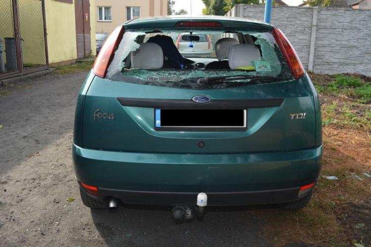 Pijany wandal siekierą uszkodził trzy samochody i elewację bloku mieszkalnego [FOTO]