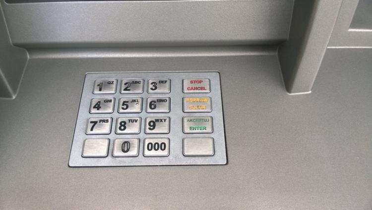 Kolejny „rozbójnik” trafił za kratki. Napadł na 19-latka przy bankomacie