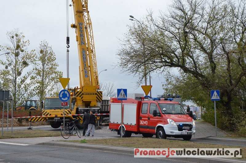 TIR przewrócony na rondzie przy tamie we Włocławku